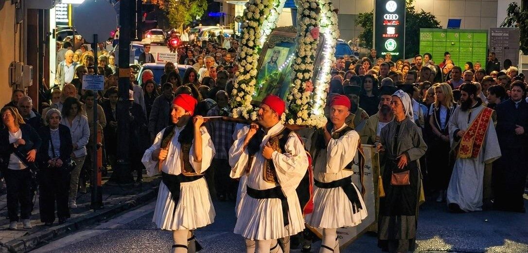 Πλήθος πιστών στη λιτανεία των Αγίων Κωνσταντίνου και Ελένης Αγυιάς ΦΩΤΟ