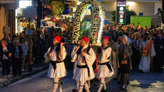 Πλήθος πιστών στη λιτανεία των Αγίων Κωνσταντίνου και Ελένης Αγυιάς ΦΩΤΟ 49 Πλήθος πιστών στη λιτανεία των Αγίων Κωνσταντίνου και Ελένης Αγυιάς ΦΩΤΟ