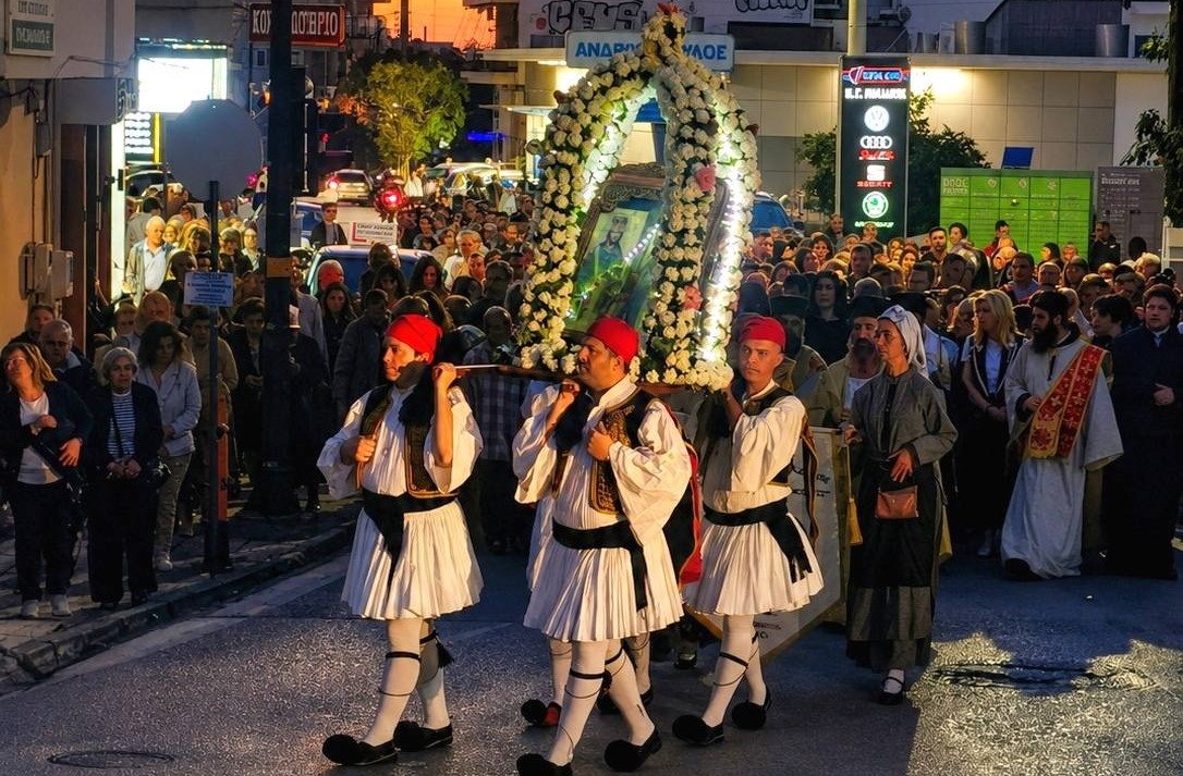 Πλήθος πιστών στη λιτανεία των Αγίων Κωνσταντίνου και Ελένης Αγυιάς ΦΩΤΟ 4 Πλήθος πιστών στη λιτανεία των Αγίων Κωνσταντίνου και Ελένης Αγυιάς ΦΩΤΟ