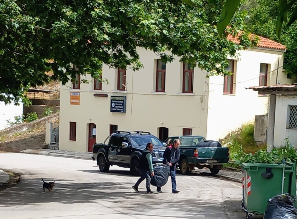 Ο Πολιτιστικός Σύλλογος Καταρράκτη σε εθελοντική δράση καθαριότητας στο χωριό ΦΩΤΟ 34 Ο Πολιτιστικός Σύλλογος Καταρράκτη σε εθελοντική δράση καθαριότητας στο χωριό ΦΩΤΟ