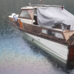 Αχαΐα: Μικρό «ναυάγιο» σκάφους στο λιμανάκι της Ακράτας - Mε πετρελαιοκηλίδα ΦΩΤΟ