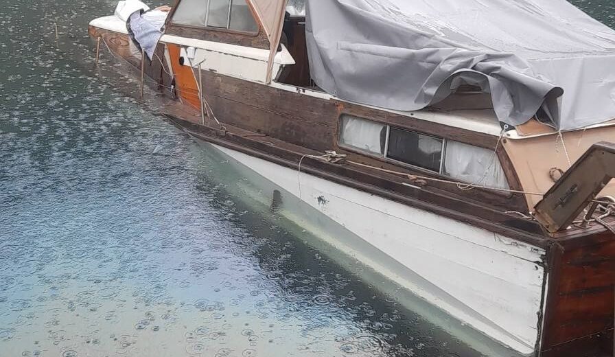 Αχαΐα: Μικρό «ναυάγιο» σκάφους στο λιμανάκι της Ακράτας - Mε πετρελαιοκηλίδα ΦΩΤΟ