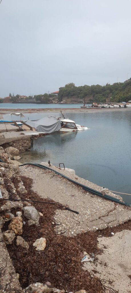 Αχαΐα: Μικρό «ναυάγιο» σκάφους στο λιμανάκι της Ακράτας - Mε πετρελαιοκηλίδα ΦΩΤΟ 29 Αχαΐα: Μικρό «ναυάγιο» σκάφους στο λιμανάκι της Ακράτας - Mε πετρελαιοκηλίδα ΦΩΤΟ