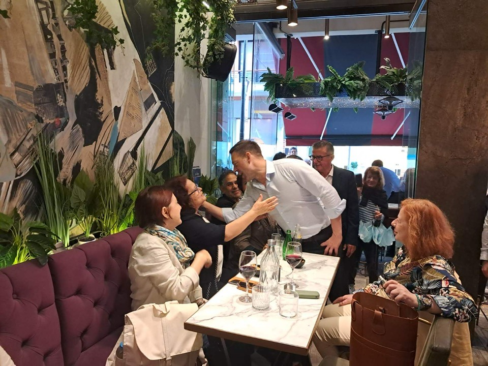 Πάτρα: Ο Στέφανος Κασσελάκης σε bar για συναντήσεις με πολίτες ΝΕΕΣ ΦΩΤΟ