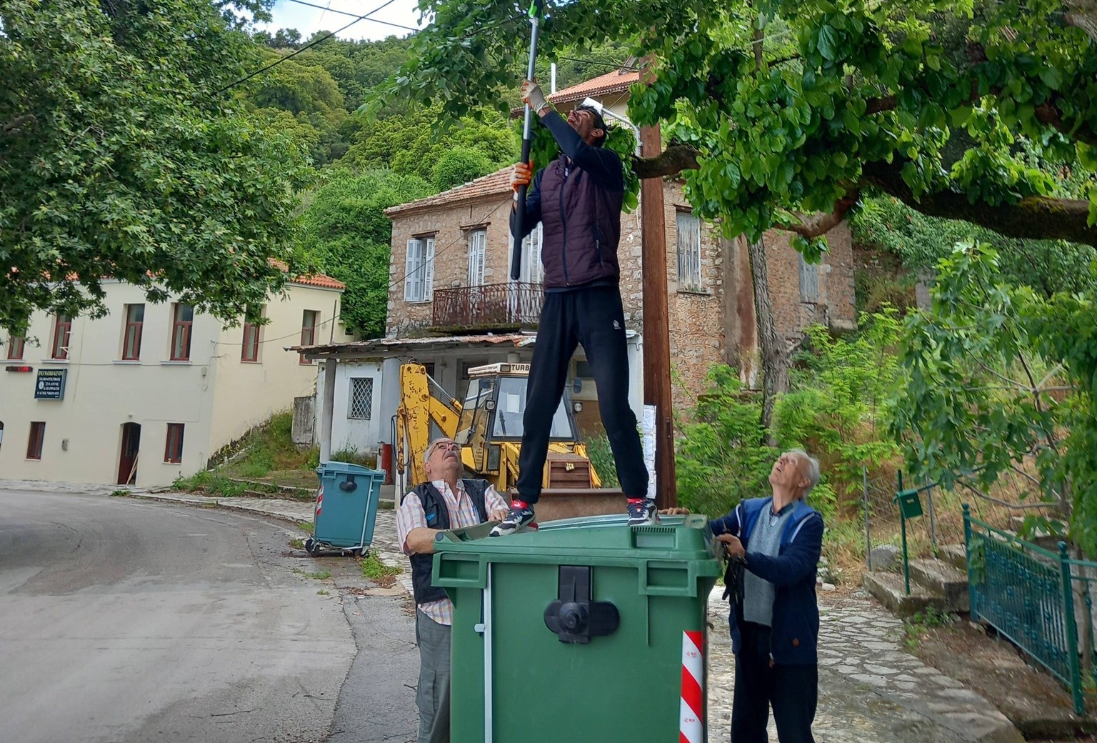 Ο Πολιτιστικός Σύλλογος Καταρράκτη σε εθελοντική δράση καθαριότητας στο χωριό ΦΩΤΟ