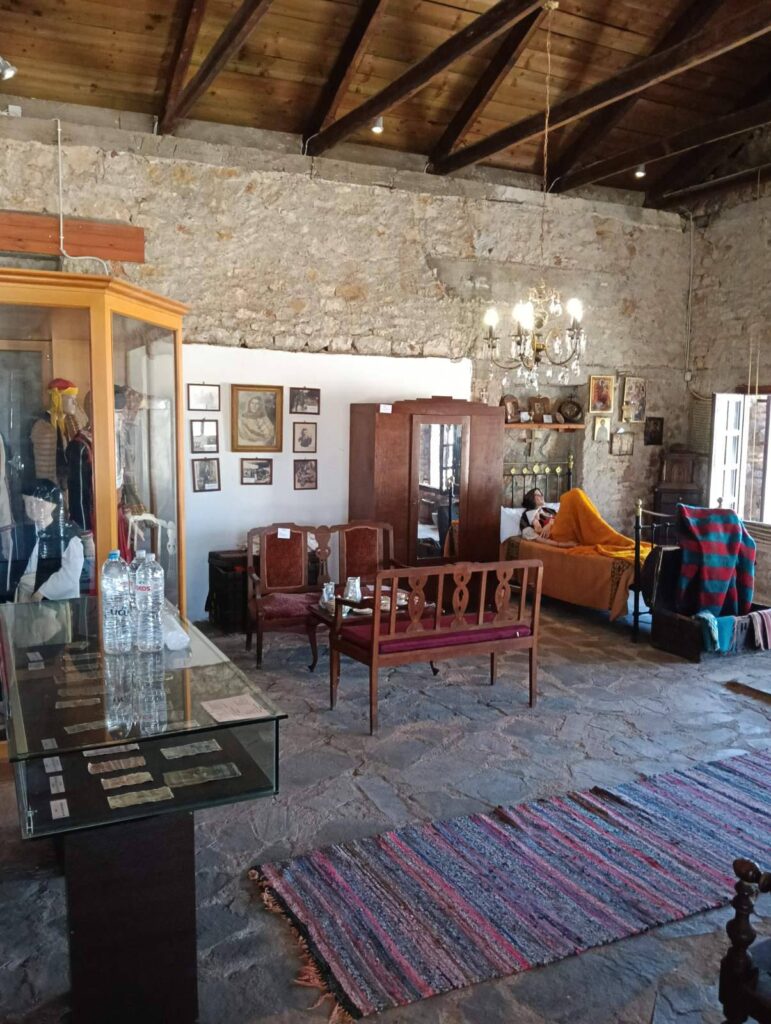 Μαθητές του ΔΣ Μιχοΐου στο Λαογραφικό Μουσείο Νιφορείκων ΦΩΤΟ 32 Μαθητές του ΔΣ Μιχοΐου στο Λαογραφικό Μουσείο Νιφορείκων ΦΩΤΟ