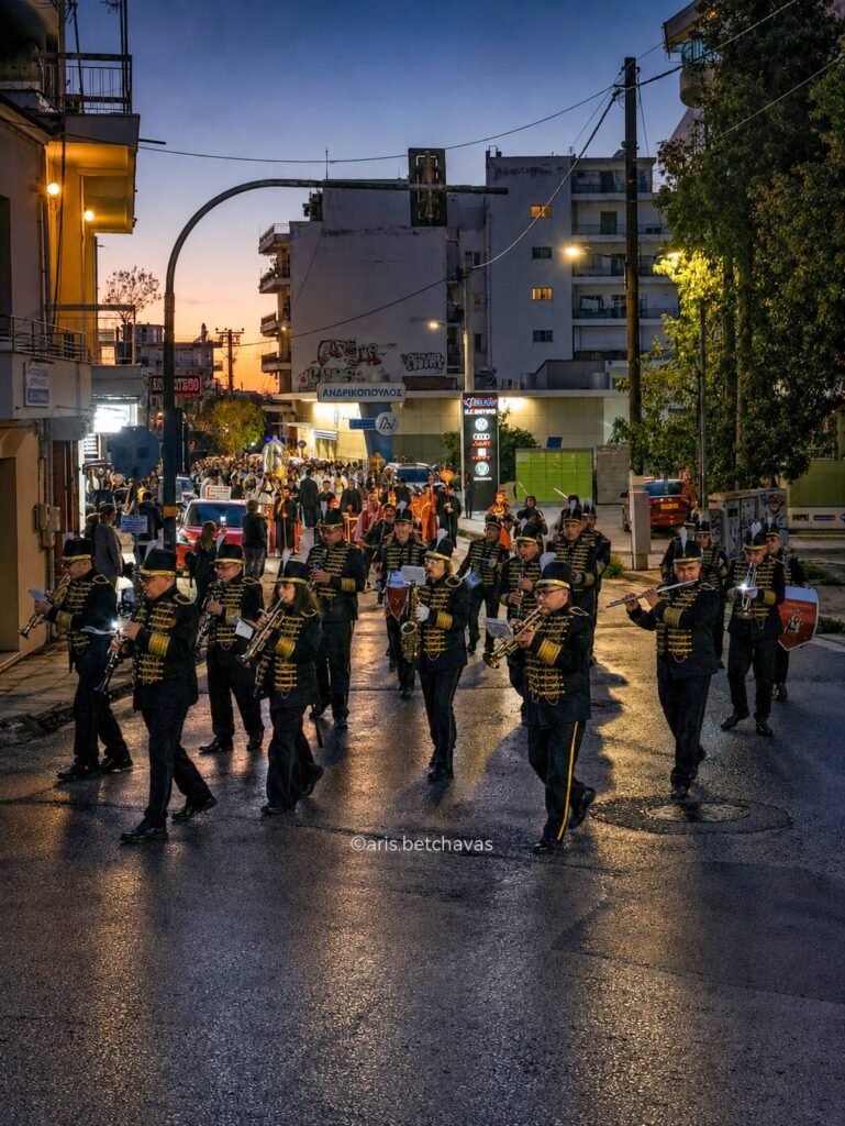 Πλήθος πιστών στη λιτανεία των Αγίων Κωνσταντίνου και Ελένης Αγυιάς ΦΩΤΟ 29 Πλήθος πιστών στη λιτανεία των Αγίων Κωνσταντίνου και Ελένης Αγυιάς ΦΩΤΟ