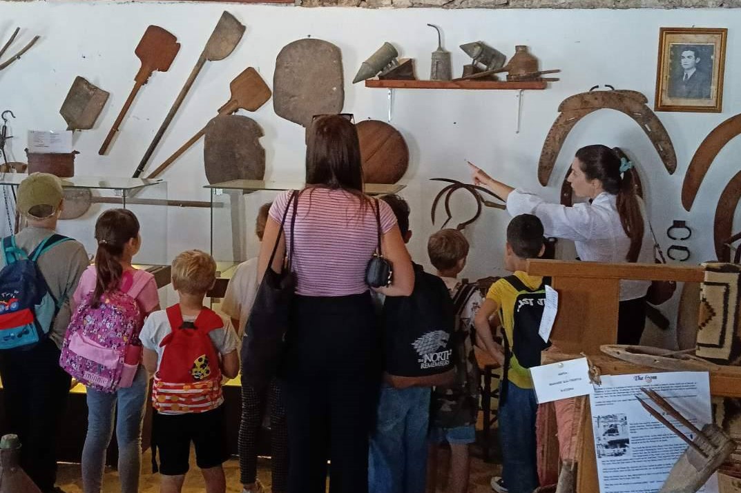 Μαθητές του ΔΣ Μιχοΐου στο Λαογραφικό Μουσείο Νιφορείκων ΦΩΤΟ