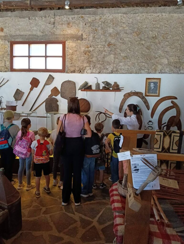 Μαθητές του ΔΣ Μιχοΐου στο Λαογραφικό Μουσείο Νιφορείκων ΦΩΤΟ 31 Μαθητές του ΔΣ Μιχοΐου στο Λαογραφικό Μουσείο Νιφορείκων ΦΩΤΟ