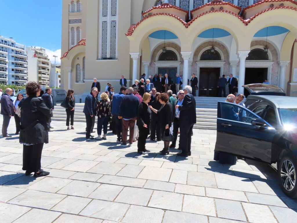 Πάτρα: Σε κλίμα βαθιάς συγκίνησης η κηδεία του Σοφοκλή Κολαίτη ΦΩΤΟ