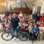 Αντιδήμαρχος κάνει ποδήλατο σε Νηπιαγωγείο του Αιγίου ΦΩΤΟ