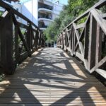 Πάτρα: Καταστροφές από ασυνείδητους στην ξύλινη πεζογέφυρα του Μείλιχου ΦΩΤΟ