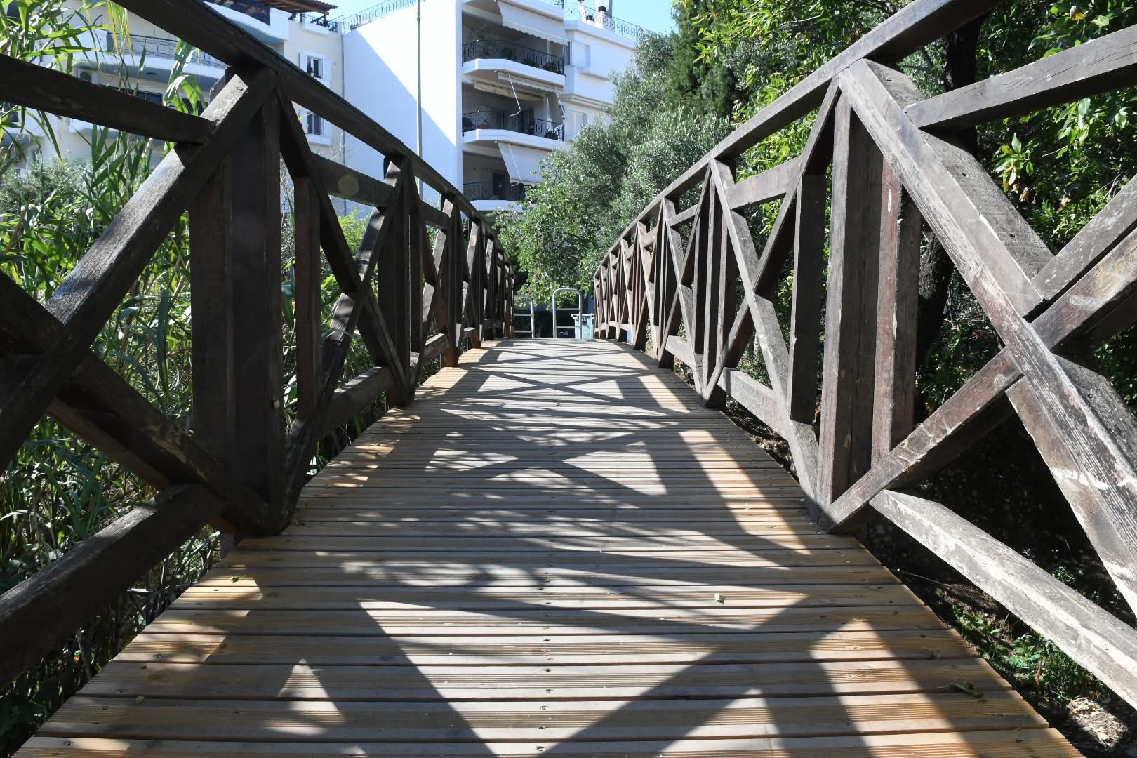 Πάτρα: Καταστροφές από ασυνείδητους στην ξύλινη πεζογέφυρα του Μείλιχου ΦΩΤΟ 4 Πάτρα: Καταστροφές από ασυνείδητους στην ξύλινη πεζογέφυρα του Μείλιχου ΦΩΤΟ