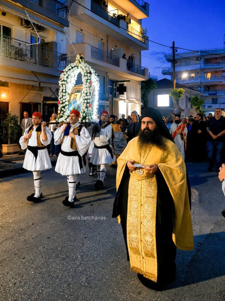 Πλήθος πιστών στη λιτανεία των Αγίων Κωνσταντίνου και Ελένης Αγυιάς ΦΩΤΟ 31 Πλήθος πιστών στη λιτανεία των Αγίων Κωνσταντίνου και Ελένης Αγυιάς ΦΩΤΟ
