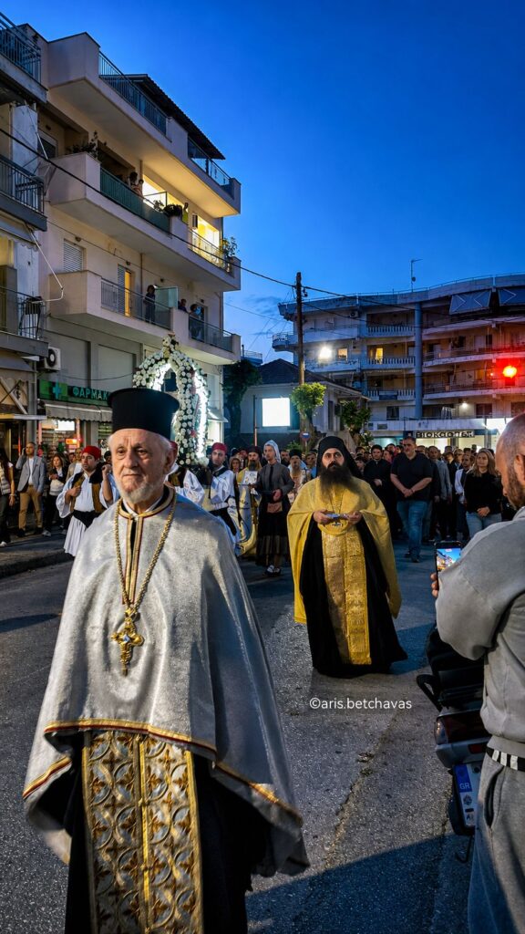 Πλήθος πιστών στη λιτανεία των Αγίων Κωνσταντίνου και Ελένης Αγυιάς ΦΩΤΟ 30 Πλήθος πιστών στη λιτανεία των Αγίων Κωνσταντίνου και Ελένης Αγυιάς ΦΩΤΟ