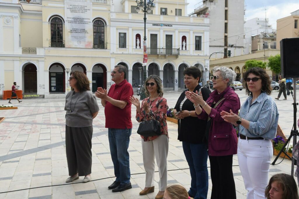 Μηνύματα για Ειρήνη, Αλληλεγγύη και Φιλία των λαών, από παιδιά, στην Πλατεία Γεωργίου ΦΩΤΟ