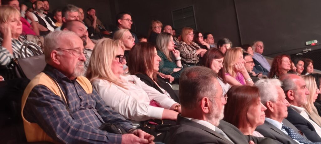 Στο θέατρο «Επίκεντρο» της Πάτρας ο Αντώνης Σκιαθάς ΦΩΤΟ 32 Στο θέατρο «Επίκεντρο» της Πάτρας ο Αντώνης Σκιαθάς ΦΩΤΟ
