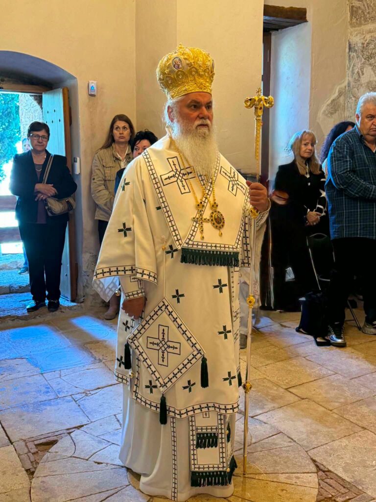 Θεία Λειτουργία στο Ασκητήριο του Οσίου Λεοντίου Ταξιαρχών Αιγιαλείας ΦΩΤΟ