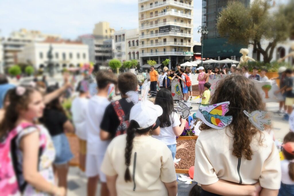 Μηνύματα για Ειρήνη, Αλληλεγγύη και Φιλία των λαών, από παιδιά, στην Πλατεία Γεωργίου ΦΩΤΟ