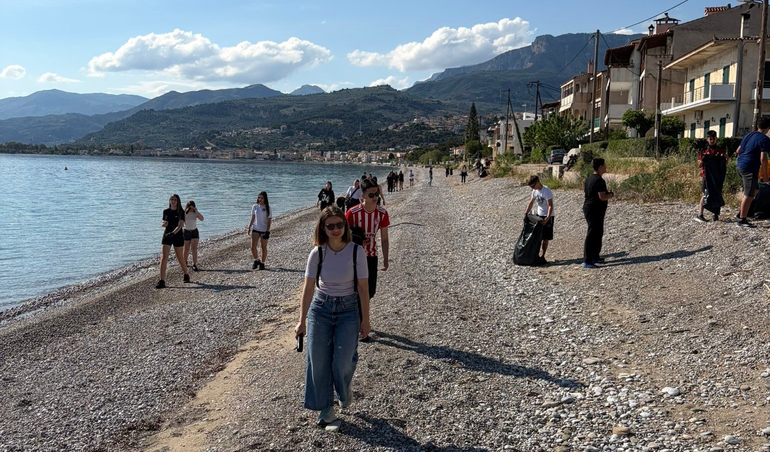 Εκπαιδευτική δράση καθαρισμού, από το Γυμνάσιο Αιγείρας, στην παραλία Ακράτας ΦΩΤΟ
