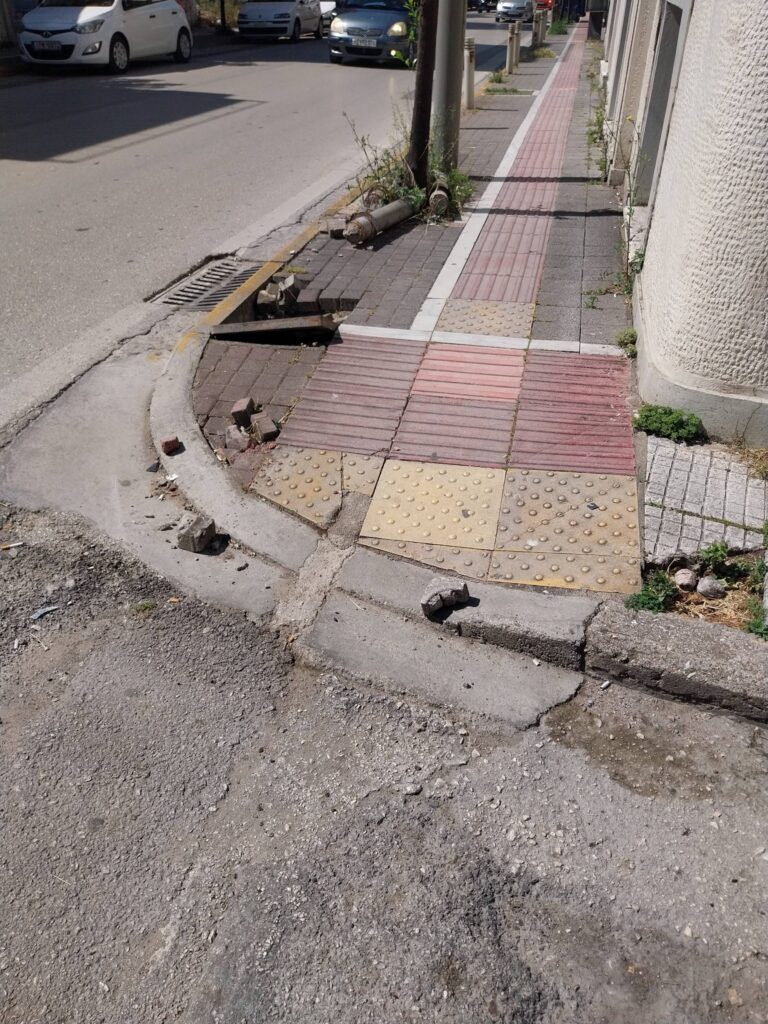 Πάτρα: Επικίνδυνη «παγίδα» σε διασταύρωση του κέντρου της πόλης ΦΩΤΟ 31 Πάτρα: Επικίνδυνη «παγίδα» σε διασταύρωση του κέντρου της πόλης ΦΩΤΟ