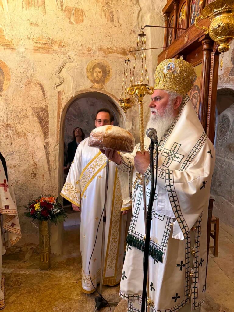 Θεία Λειτουργία στο Ασκητήριο του Οσίου Λεοντίου Ταξιαρχών Αιγιαλείας ΦΩΤΟ