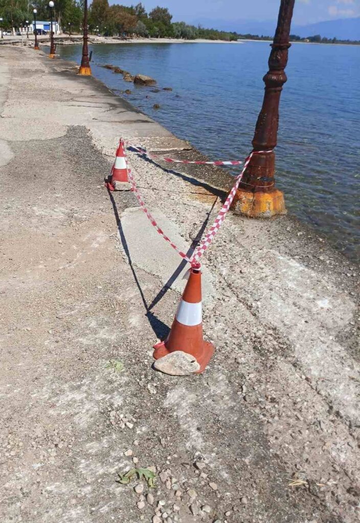 Αχαΐα: Διάβρωση παραλιακών δρόμων, απ' άκρη σ' άκρη σε όλο το νομό, εξαιτίας της Κλιματικής αλλαγής ΦΩΤΟ 30 Αχαΐα: Διάβρωση παραλιακών δρόμων, απ' άκρη σ' άκρη σε όλο το νομό, εξαιτίας της Κλιματικής αλλαγής ΦΩΤΟ