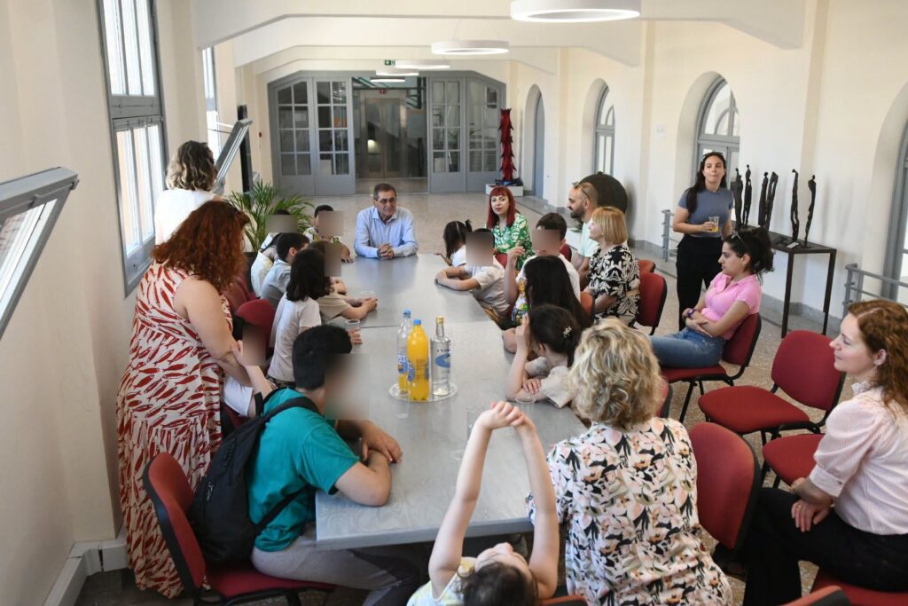 Το Δημαρχείο γέμισε παιδιά, που υποδέχθηκε ο Κώστας Πελετίδης ΦΩΤΟ 32 Το Δημαρχείο γέμισε παιδιά, που υποδέχθηκε ο Κώστας Πελετίδης ΦΩΤΟ
