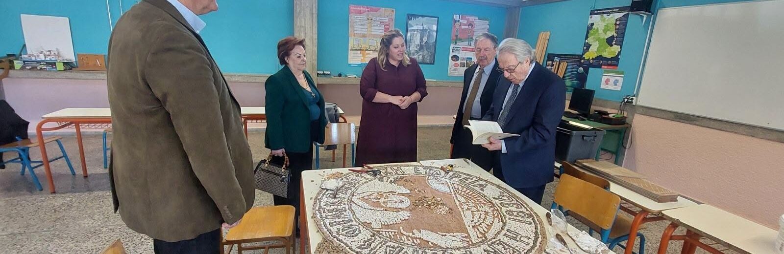 Ψηφιδωτό με το έμβλημα της Φιλεκπαιδευτικής Εταιρείας από το Αρσάκειο Πάτρας ΦΩΤΟ