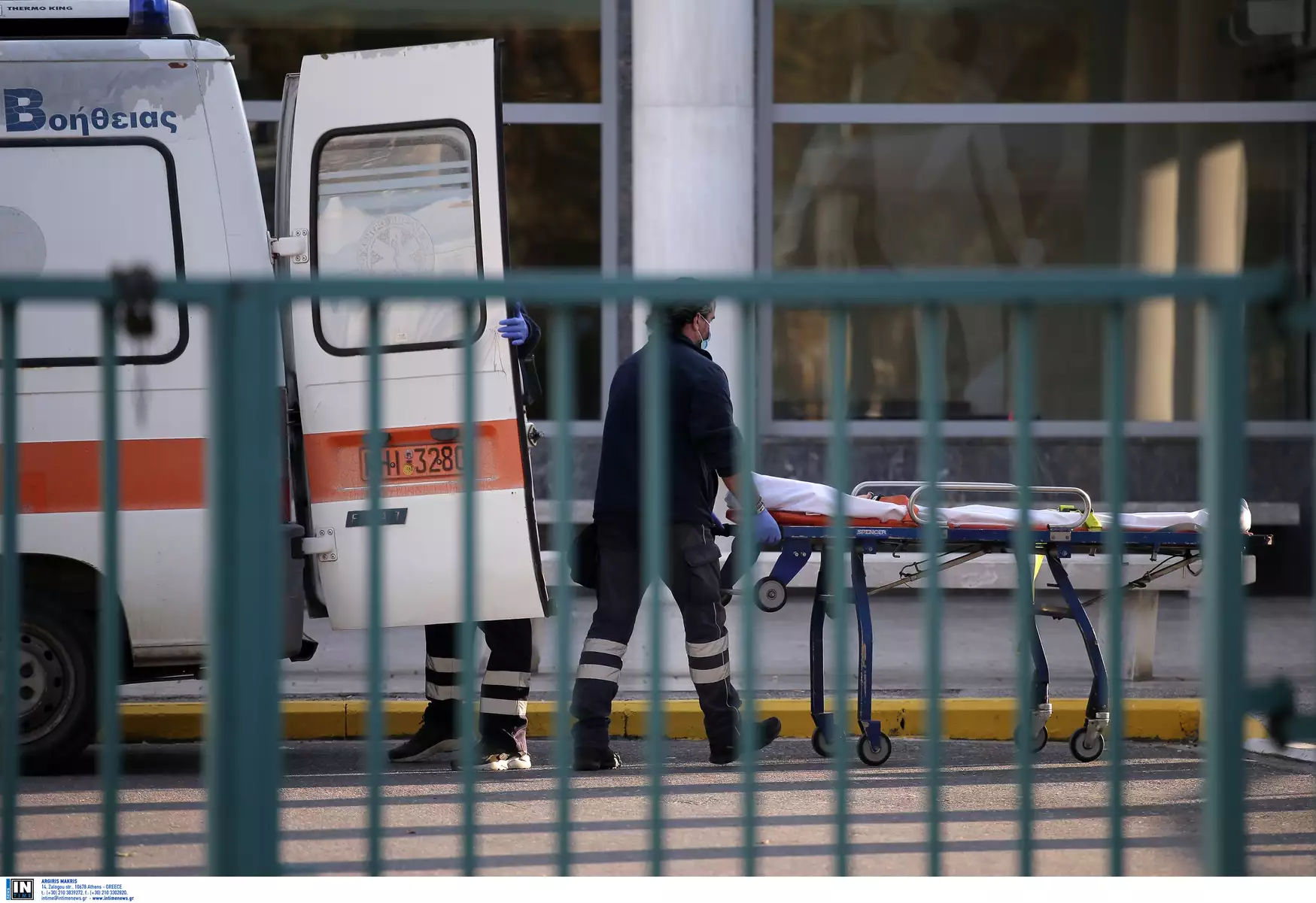 Τραγωδία στον Πειραιά: Νεκρή 24χρονη που έπεσε από τον 7ο όροφο πολυκατοικίας 7 Τραγωδία στον Πειραιά: Νεκρή 24χρονη που έπεσε από τον 7ο όροφο πολυκατοικίας