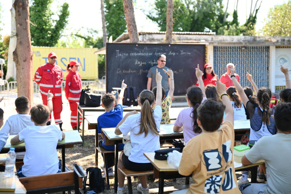 Παλιά θρανία έγιναν υπαίθρια τάξη στην Πλαζ Πάτρας ΦΩΤΟ 30 Παλιά θρανία έγιναν υπαίθρια τάξη στην Πλαζ Πάτρας ΦΩΤΟ