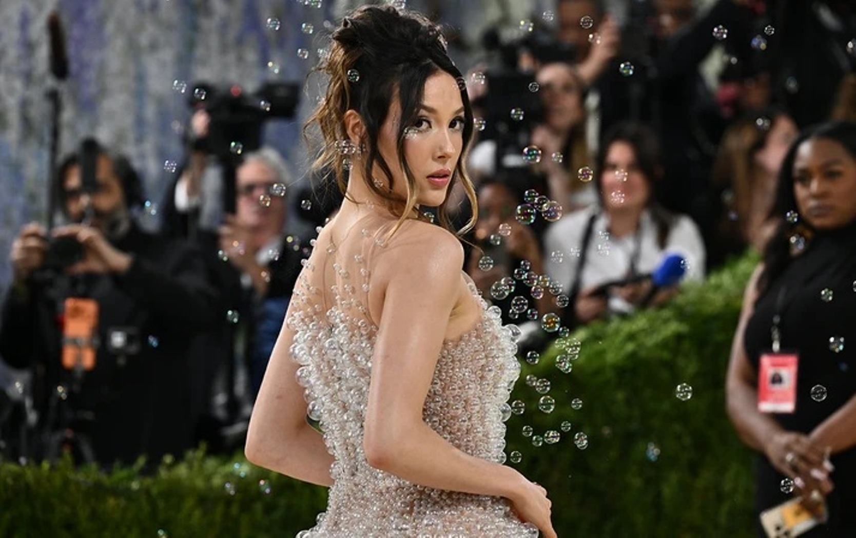 Η Ολυμπιονίκης που πήγε στο Met Gala με φόρεμα που έβγαζε φούσκες 4 Η Ολυμπιονίκης που πήγε στο Met Gala με φόρεμα που έβγαζε φούσκες