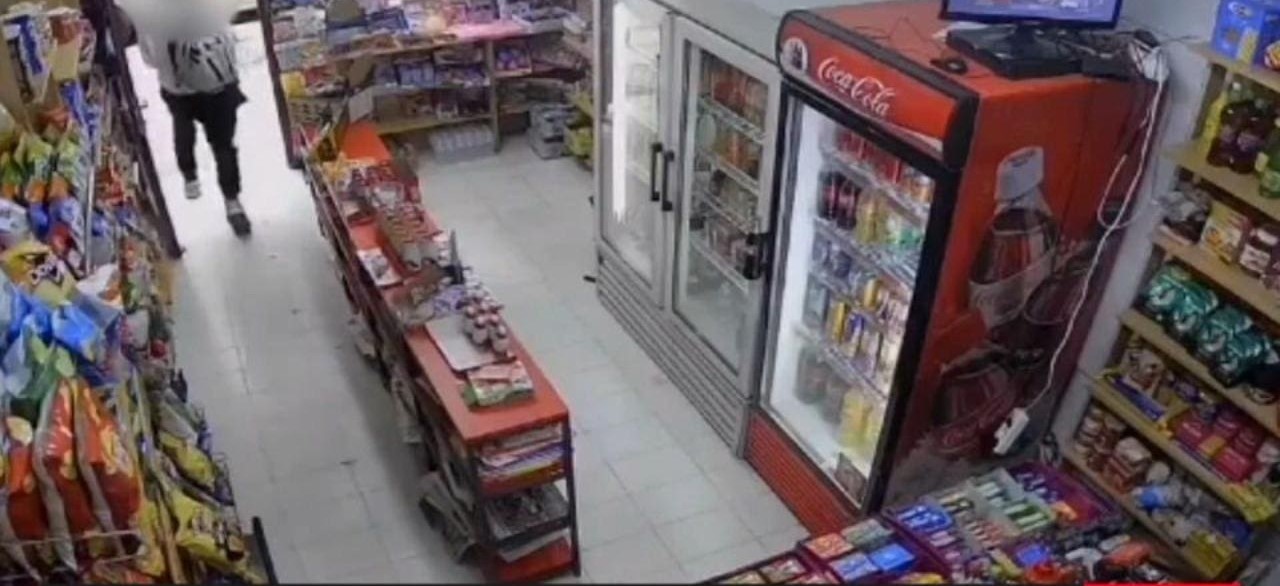 Πάτρα: Μέσα σε λίγες ώρες «χτύπησε» πέντε καταστήματα 4 Πάτρα: Μέσα σε λίγες ώρες «χτύπησε» πέντε καταστήματα