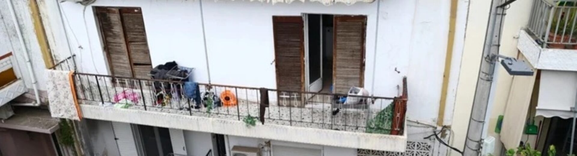 Αγιοι Ανάργυροι: Υποσιτισμένα τα τρία ανήλικα - Κυκλοφορούσαν γυμνά