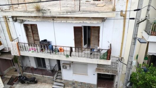 Αγιοι Ανάργυροι: Υποσιτισμένα τα τρία ανήλικα - Κυκλοφορούσαν γυμνά