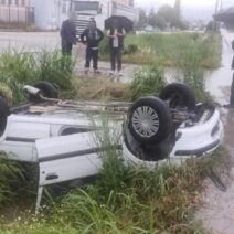 Εθνική Αγρινίου - Αμφιλοχίας: Αυτοκίνητο τούμπαρε σε χαντάκι μετά από σύγκρουση