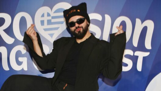 Akylas: Τι είναι το σήμα που κάνει με τα δάχτυλά του στην εμφάνισή του στη Eurovision 36 Akylas: Τι είναι το σήμα που κάνει με τα δάχτυλά του στην εμφάνισή του στη Eurovision