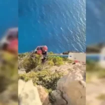 Ναυάγιο Ζακύνθου: Επιχείρηση διάσωσης τουρίστα σε απόκρημνο σημείο ΒΙΝΤΕΟ