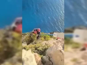 Ναυάγιο Ζακύνθου: Επιχείρηση διάσωσης τουρίστα σε απόκρημνο σημείο ΒΙΝΤΕΟ