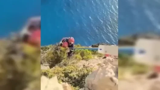 Ναυάγιο Ζακύνθου: Επιχείρηση διάσωσης τουρίστα σε απόκρημνο σημείο ΒΙΝΤΕΟ 36 Ναυάγιο Ζακύνθου: Επιχείρηση διάσωσης τουρίστα σε απόκρημνο σημείο ΒΙΝΤΕΟ