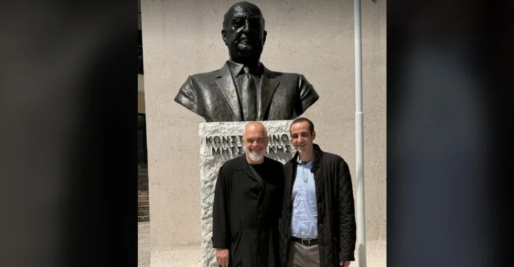 Στη Δερβιτσάνη ο Δημητριάδης - Ιδιωτική επίσκεψη ⁠στην προτομή του παππού του, συνοδεία του Έντι Ράμα ΦΩΤΟ