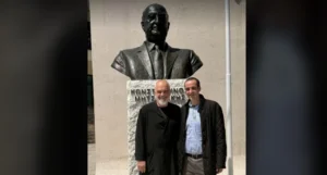 Στη Δερβιτσάνη ο Δημητριάδης - Ιδιωτική επίσκεψη ⁠στην προτομή του παππού του, συνοδεία του Έντι Ράμα ΦΩΤΟ