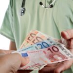 ΕΟΠΥΥ: Εξαρθρώθηκε κύκλωμα απάτης με εικονικές θεραπείες και πλαστά παραπεμπτικά