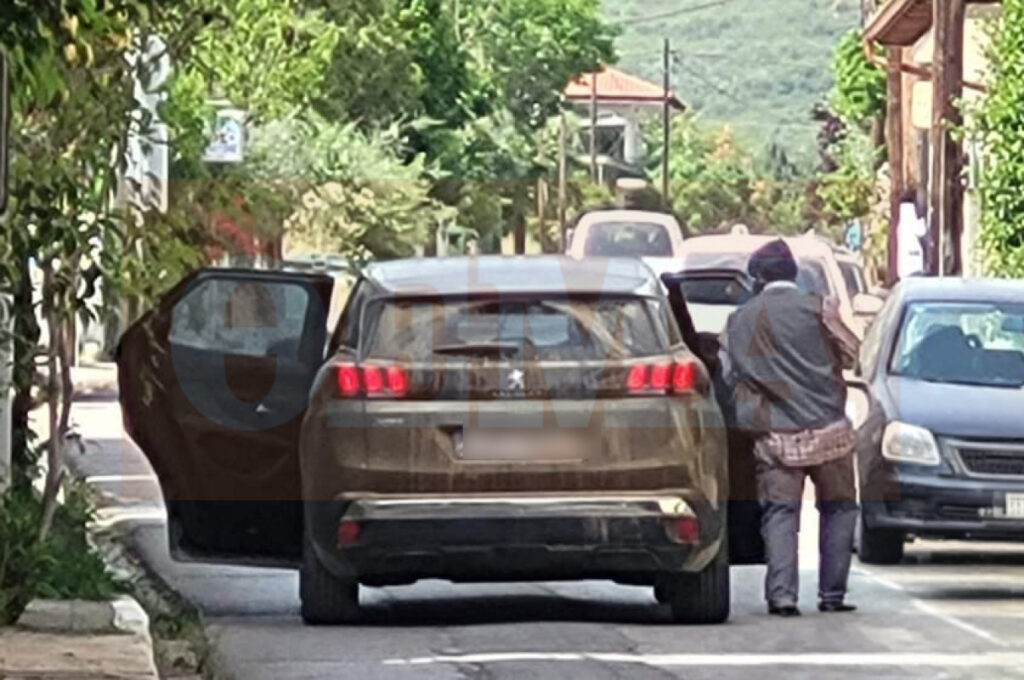 Τιθορέα - Ενοπλη ληστεία σε τράπεζα: Οι δράστες έφυγαν «σκορπίζοντας» λεία 200.000 ευρώ ΦΩΤΟ 30 Τιθορέα - Ενοπλη ληστεία σε τράπεζα: Οι δράστες έφυγαν «σκορπίζοντας» λεία 200.000 ευρώ ΦΩΤΟ