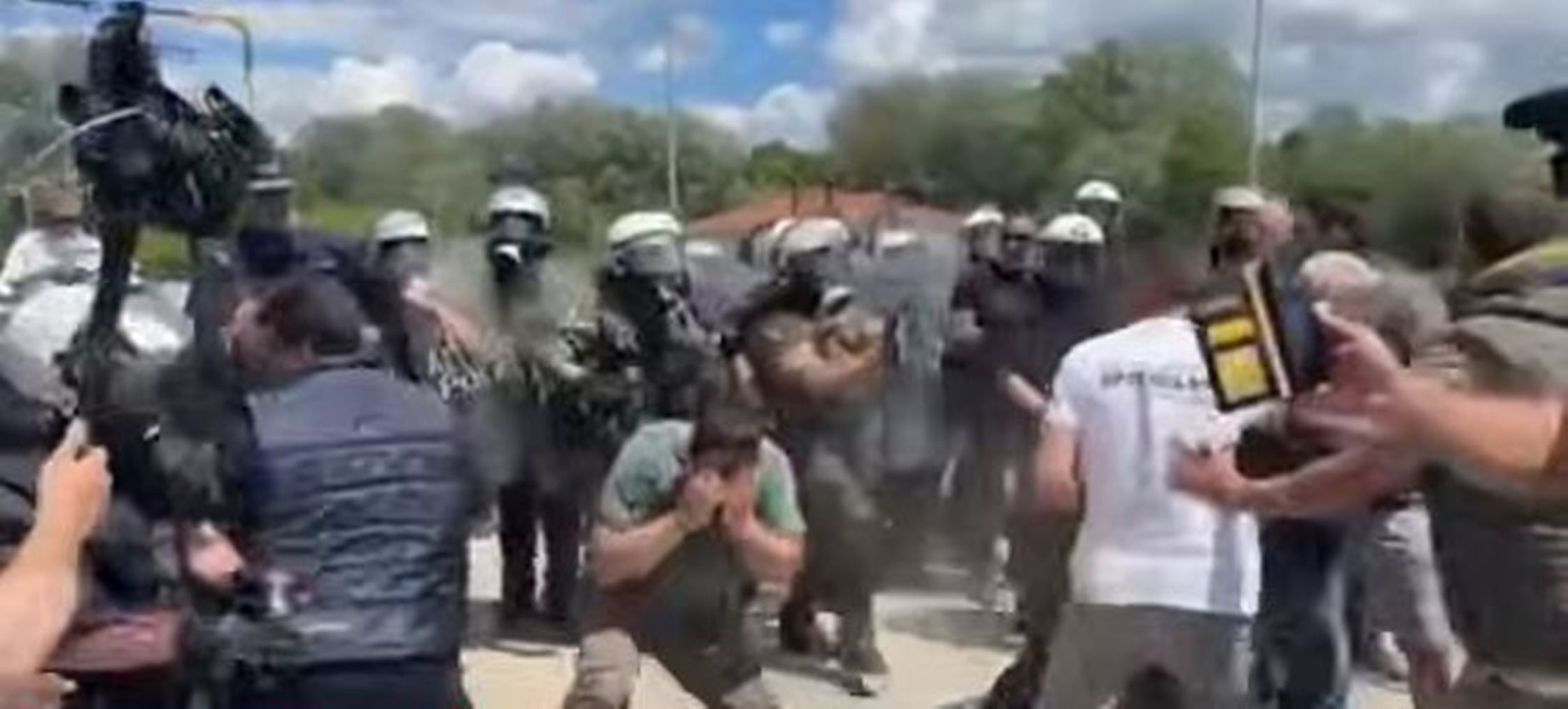 Προμαχώνας: Ένταση με χημικά και λιποθυμία αγρότη ΒΙΝΤΕΟ 11 Προμαχώνας: Ένταση με χημικά και λιποθυμία αγρότη ΒΙΝΤΕΟ