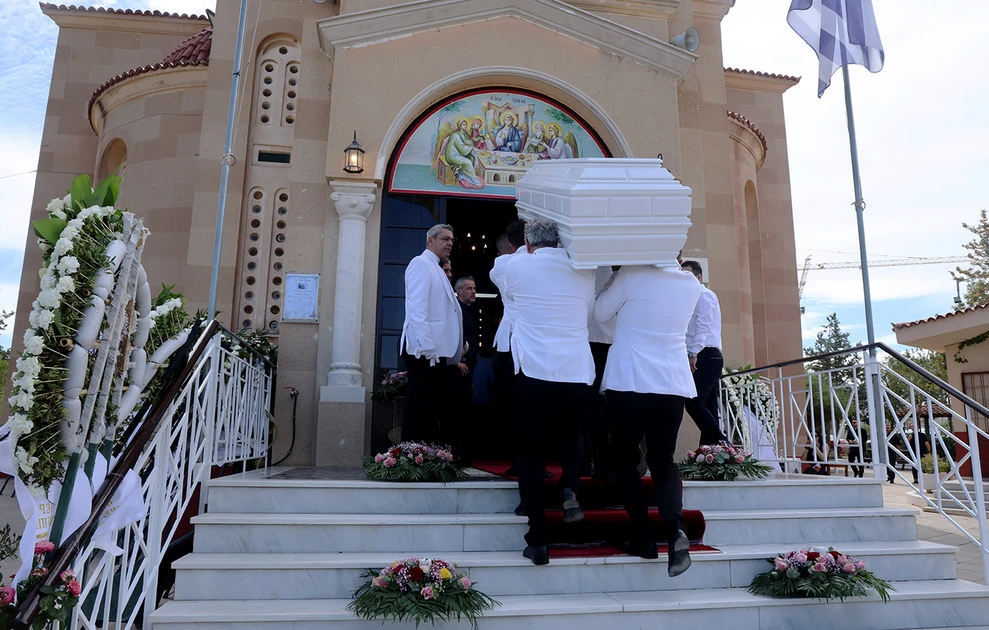 «Καλώς το λουλούδι μου»: Σπαραγμός στην κηδεία της Μαστροκώστα - Το λευκό φέρετρο ΦΩΤΟ 29 «Καλώς το λουλούδι μου»: Σπαραγμός στην κηδεία της Μαστροκώστα - Το λευκό φέρετρο ΦΩΤΟ