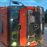 Φάρσαλα: Φορτηγό ντελαπάρισε και έπεσε σε χαντάκι