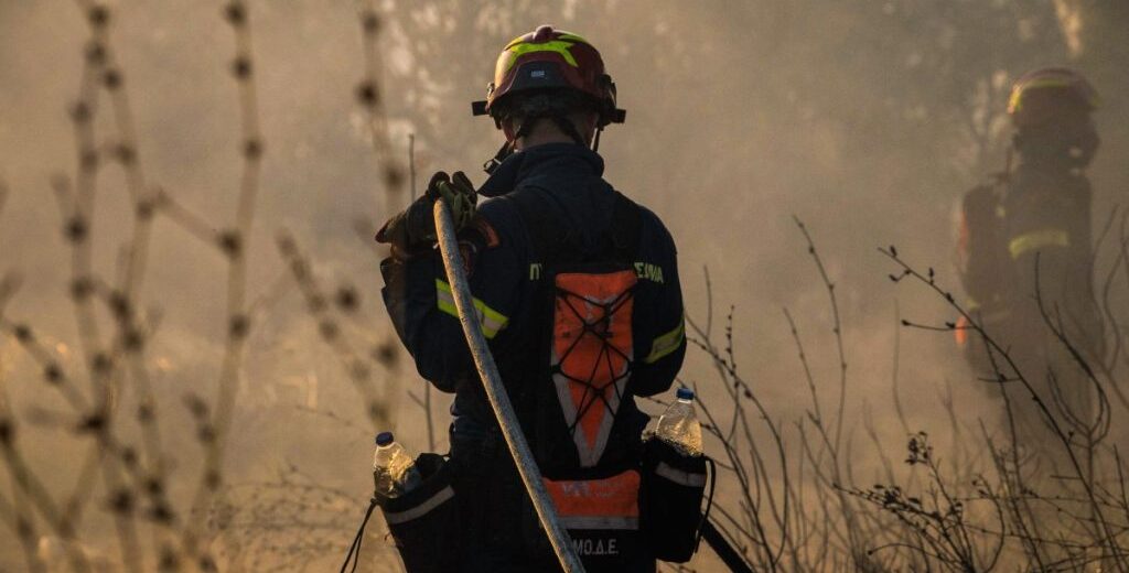 Πυρκαγιά στα Μέθανα: Σηκώθηκαν τέσσερα αεροσκάφη κι ένα ελικόπτερο