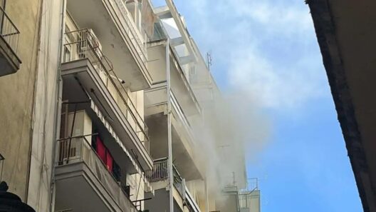 Θεσσαλονίκη: Πέταξε βαζάκια με εύφλεκτο υλικό στο σπίτι της πρώην συντρόφου του 37 Θεσσαλονίκη: Πέταξε βαζάκια με εύφλεκτο υλικό στο σπίτι της πρώην συντρόφου του