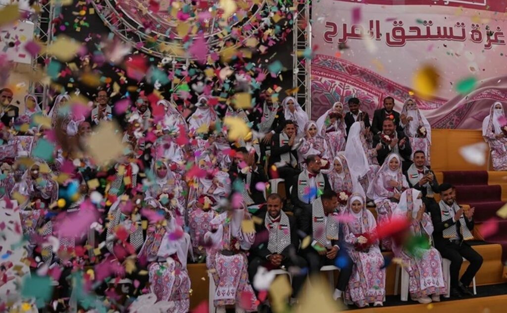Η εικόνα της χρονιάς: Ομαδικός γάμος μέσα στη Γάζα ΦΩΤΟ - ΒΙΝΤΕΟ 32 Η εικόνα της χρονιάς: Ομαδικός γάμος μέσα στη Γάζα ΦΩΤΟ - ΒΙΝΤΕΟ